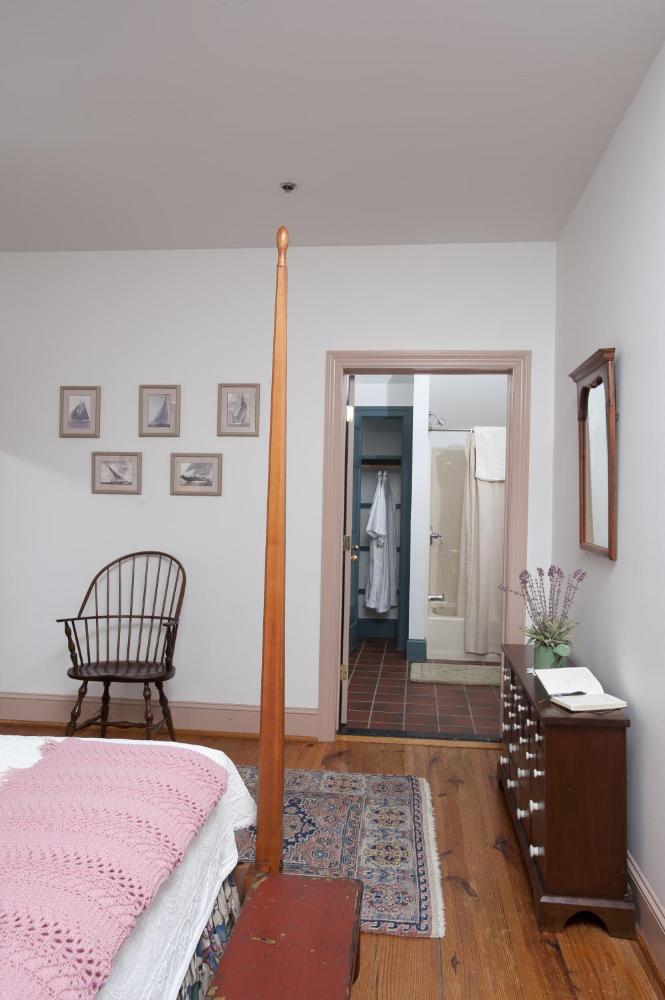 Queen Room interior
